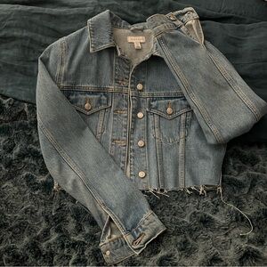 TOPSHOP CROPPED JEAN JACKET - US 4
